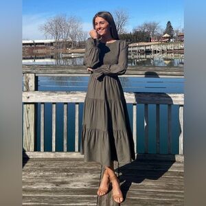 ZESICA SOLID GREEN LONG SLEEVE ELASTIC WAIST SMOCKED FLOWY TIERED MIDI DRESS L